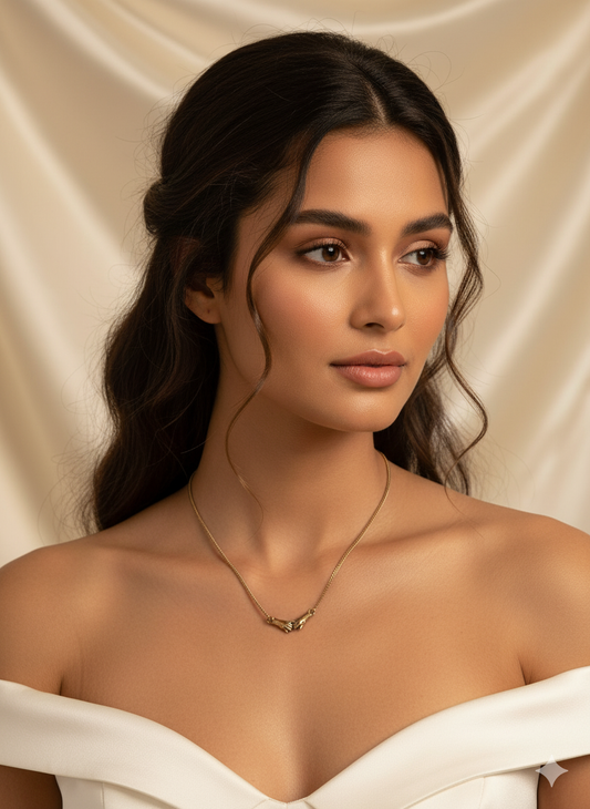 Minimalist El Ele Tasarımlı Kolye – Aşkın Sembolü