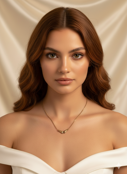 Minimalist El Ele Tasarımlı Kolye – Aşkın Sembolü